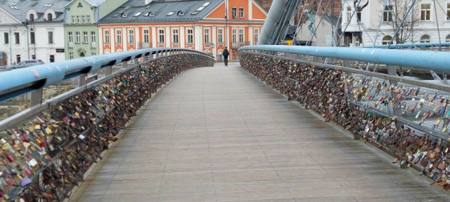 Kłódki są, balustrady są, robotników nie ma