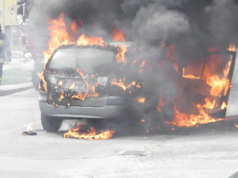 Pożar samochodu renault scenic na ul. Smugowej w Tomaszowie Maz.