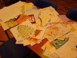  Studenci piszą listy dla dzieci, które zostaną na święta w szpitalach