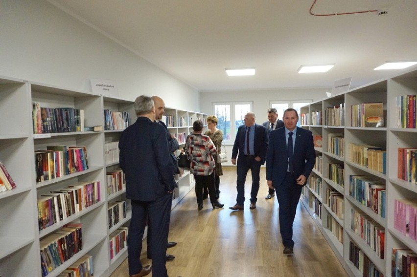 Wójt, radni i sołtysi odwiedzili odnowioną siedzibę Biblioteki Publicznej Gminy Gizałki. Lokal zmienił się nie do poznania 