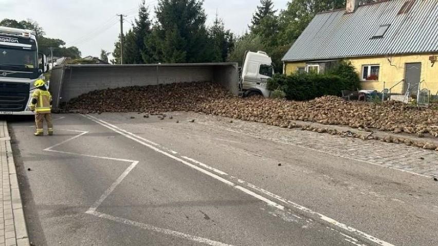 W gminie Mikołajki Pomorskie przewróciła się ciężarówka. Buraki cukrowe wysypały się na drogę 