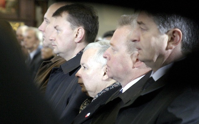 Jarosław Kaczyński w raz z politykami PiS na pogrzebie Marka Rosiaka w łódzkiej katedrze.