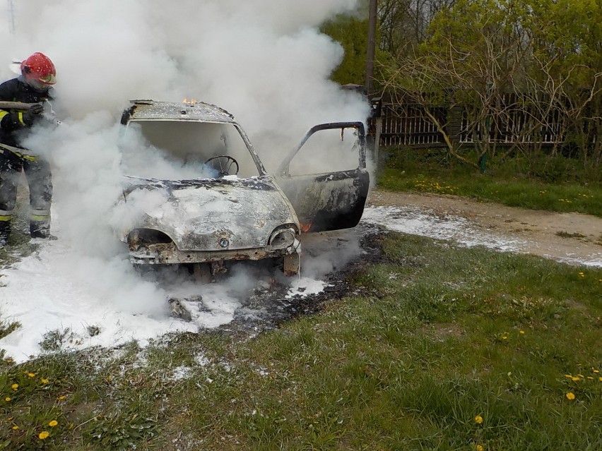 Płonące auto ugasili strażacy zawodowi z Międzyrzecza.