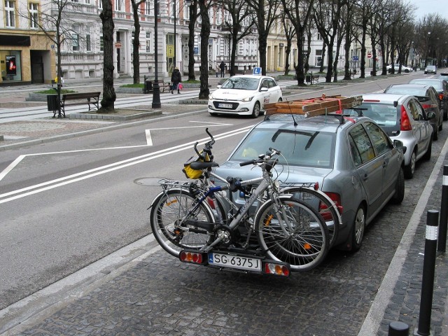 Rowery transportowane z tyłu auta na haku holowniczym, bagażnik zaopatrzony w dodatkowy komplet tylnych świateł oraz tablicę rejestracyjną auta