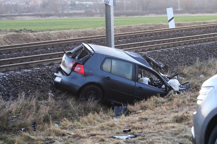 Śmiertelny wypadek na przejeździe kolejowym przy ulicy Bobrowej w Legnicy. Pociąg relacji Zgorzelec Wrocław zderzył się z samochodem