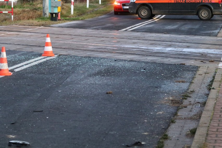 Śmiertelny wypadek na przejeździe kolejowym przy ulicy Bobrowej w Legnicy. Pociąg relacji Zgorzelec Wrocław zderzył się z samochodem