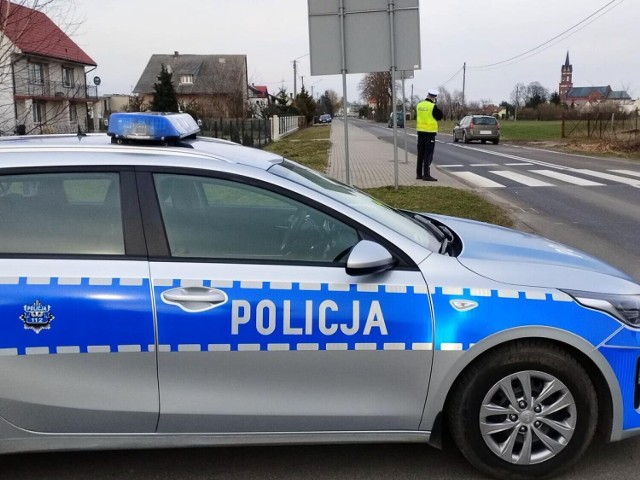 Policjanci ogniwa ruchu drogowego z Komendy Powiatowej Policji w Radziejowie zatrzymali na terenie gminy Osięciny mazdę. 