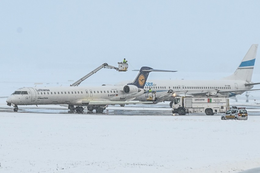 Zima pokrzyżowała plany pasażerom gdańskiego lotniska. Problemy z przylotami i odlotami. Odwoływane loty 04.02.2023 r.