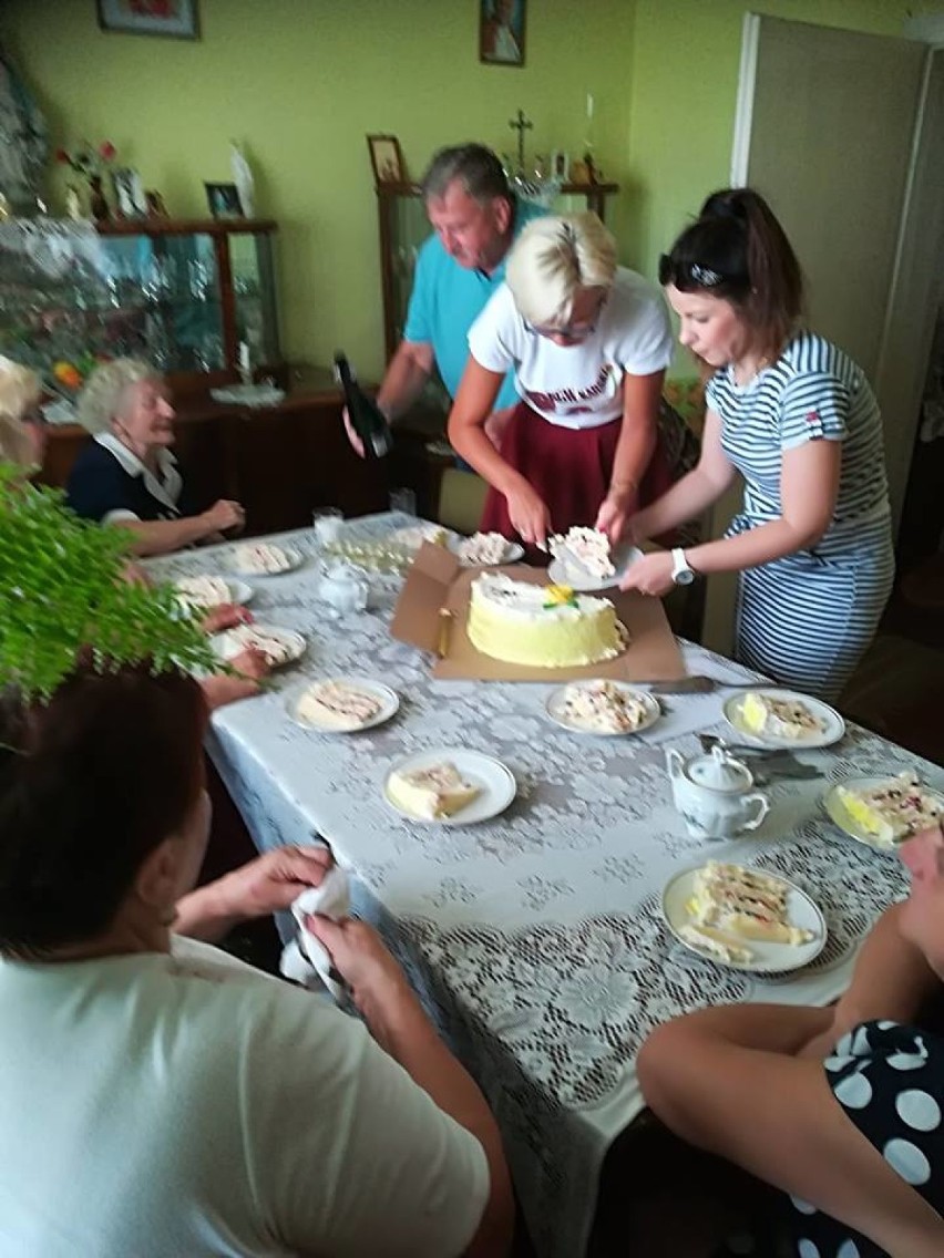 Członkinie KGW Karski oraz sołtys wsi odwiedzają najstarszych mieszkańców sołectwa z okazji ich urodzin