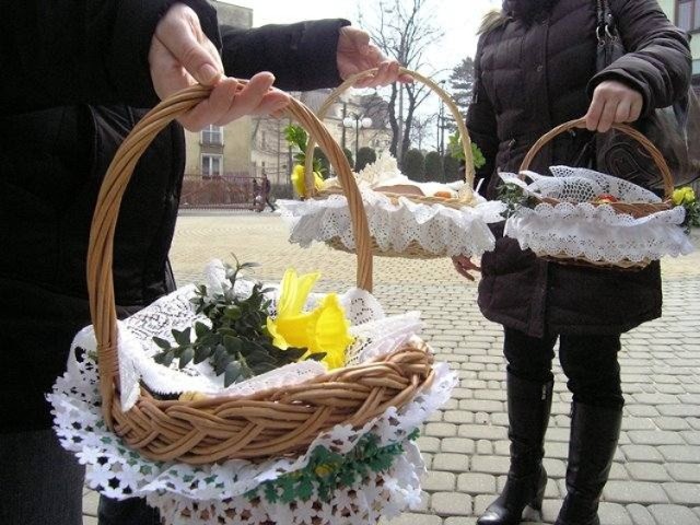 Co włożyć do święconki? Jakie produkty w wielkanocnym koszyczku są obowiązkowe? Ile powinno ich być? 

Nie ma tu konkretnej liczby. Na pewno w żadnym koszyczku nie może zabraknąć jajek. Co jeszcze tam włożyć? Oto nasza lista, przygotowana przy współpracy z księżmi. 

Kliknij w kolejne zdjęcia...

