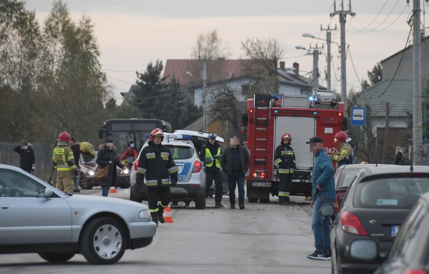 Samochód uderzył w przystanek autobusowy w Kielcach. Mężczyzna zmarł w szpitalu