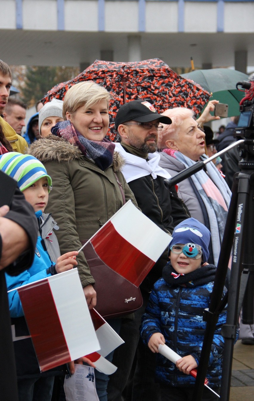 Puławy. Mieszkańcy wspólnie odśpiewali hymn. Zobacz zdjęcia