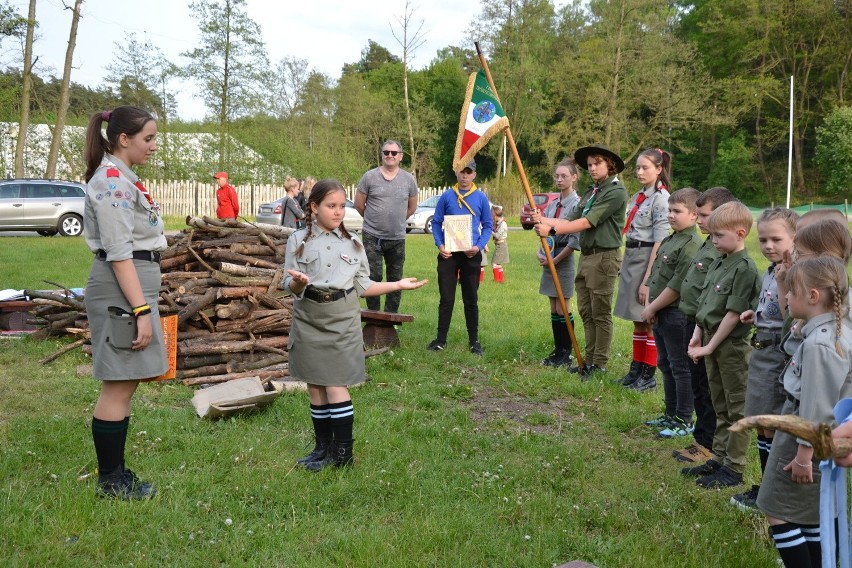 Gromada zuchowa "Leśne Duszki" z Lipna składa obietnicę...