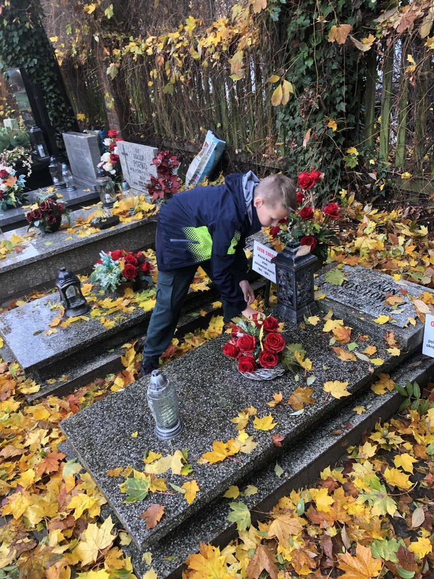 Uczniowie szkół powiatu szamotulskiego odwiedzili cmentarze. Zapalili znicze na grobach żołnierzy i kolegów [ZDJĘCIA]