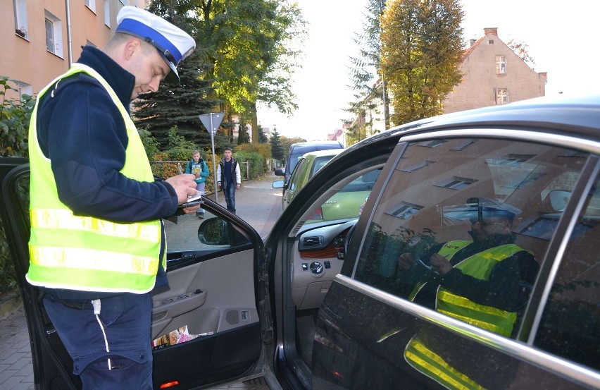 Malbork. Razem z policjantami wręczaliśmy kierowcom latarki [ZDJĘCIA]