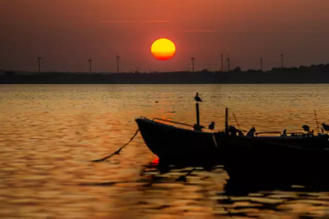Foto Powiat Pucki: bajeczny zachód słońca w Chałupach. Zatoka Pucka jak skąpana w bursztynie