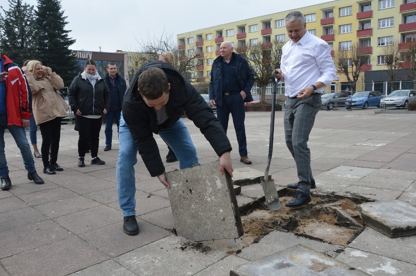 Przebudowa Placu Wolności w Nowogardzie nabiera tempa