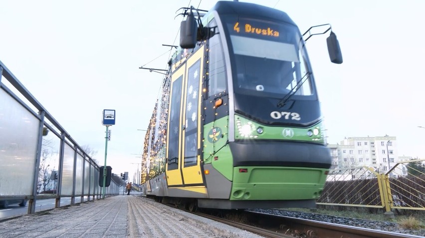 Świąteczny tramwaj na ulicach Elbląga