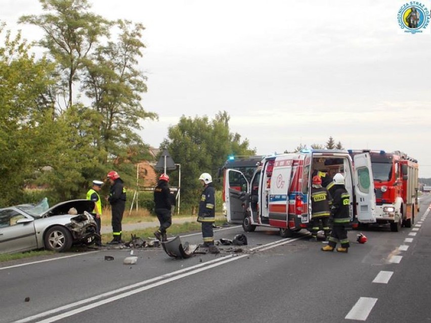 Wypadek w Przygodzicach. Osobówką wjechał w tira, walczy o życie w szpitalu [ZDJĘCIA]