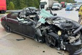 Wypadek na autostradzie A1 między Radomskiem a Kamieńskiem. Osobowy mercedes uderzył w ciężarówkę. ZDJĘCIA