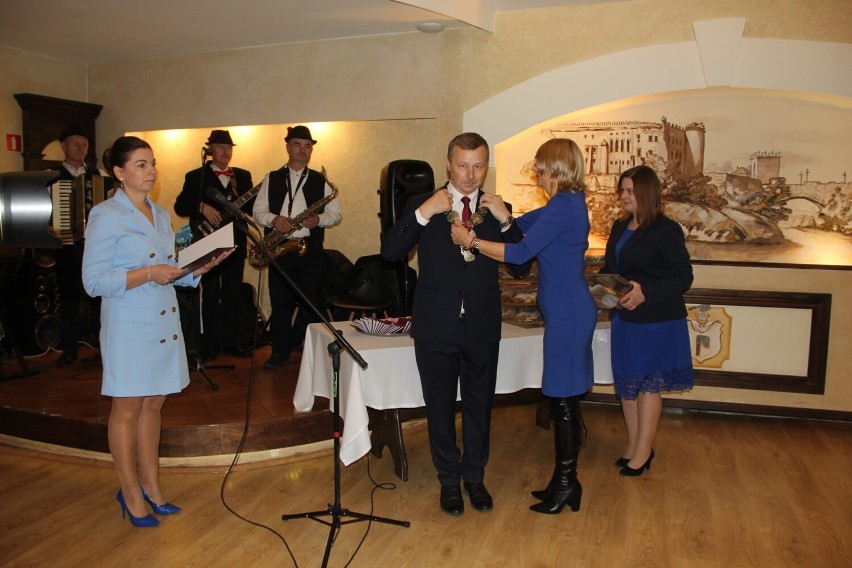 Piękne Złote Gody w Opatowie. 15 par zostało odznaczonych medalami za Długoletnie Pożycie Małżeńskie. Zobacz zdjęcia