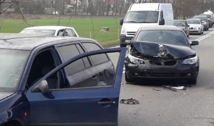 W powiecie sztumskim zderzyło się pięć aut osobowych! Karambol w Koniecwałdzie. ZDJĘCIA