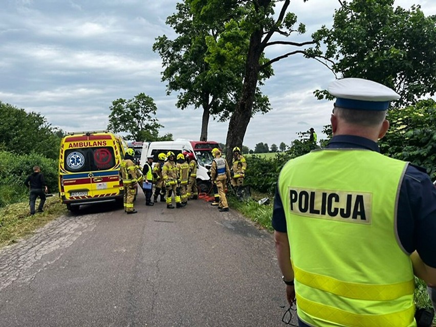 Wypadek busa na odcinku drogi Durąg - Glądy w powiecie ostródzkim