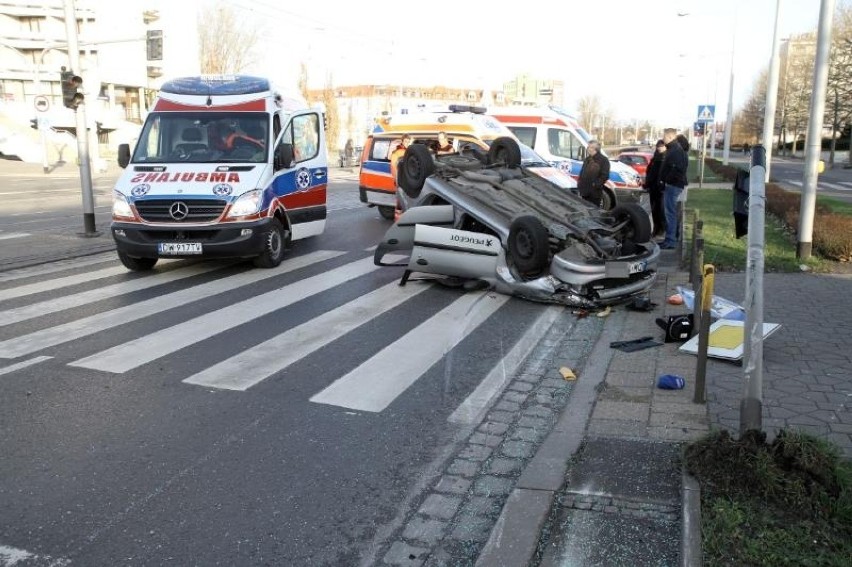 Trzy auta zderzyły się na pl. Grunwaldzkim, jedno dachowało. Są ranni [ZDJĘCIA]