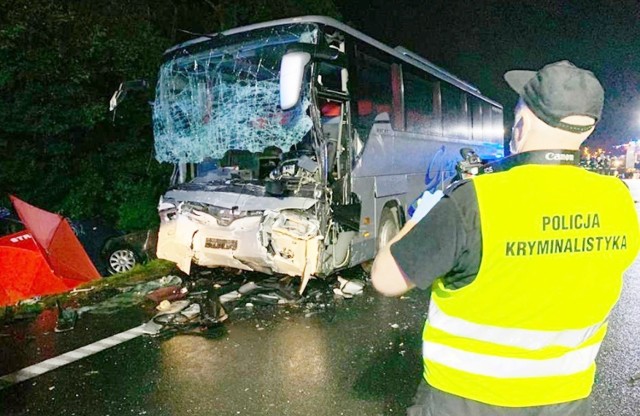 Do tragicznego wypadku doszło na dziewiątym kilometrze DK 88. Zginęło dziewięcioro osób, a siedmioro zostało rannych. 

Zobacz kolejne zdjęcia. Przesuwaj zdjęcia w prawo - naciśnij strzałkę lub przycisk NASTĘPNE