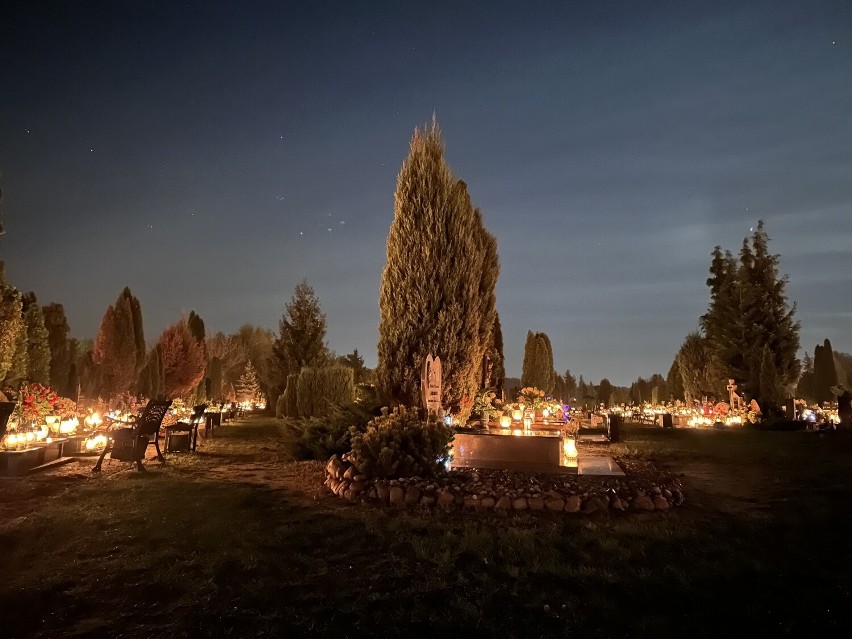 Wieczorny spacer po cmentarzach w Koninie we Wszystkich Świętych. Tak wyglądały nekropolie przy ul. Staromorzysławskiej [FOTO]
