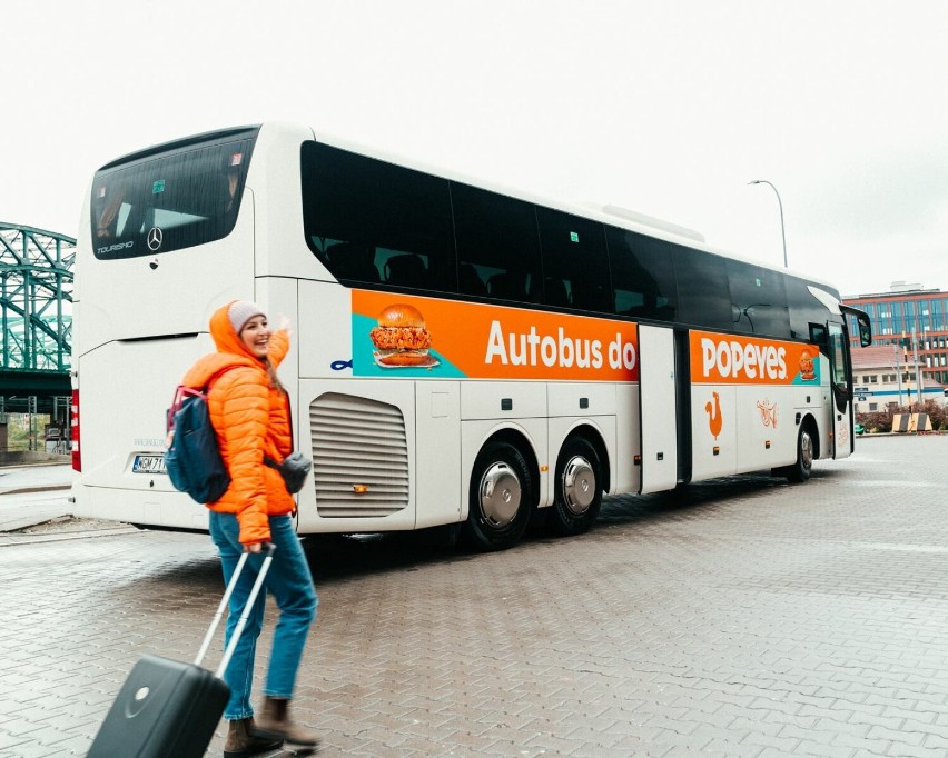 Specjalny autobus Popeyes pojechał z Gdańska do Warszawy. Czy to zapowiedź pojawienia się marki w Trójmieście?