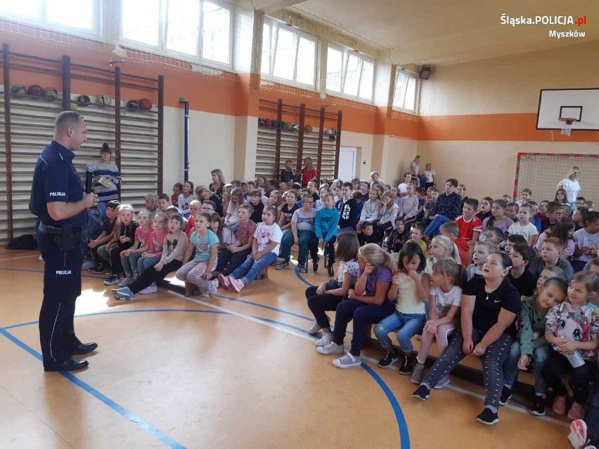 Myszkowscy policjanci odwiedzają ze Sznupkiem uczniów i przedszkolaków. Mówią o bezpieczeństwie w drodze do i ze szkoły