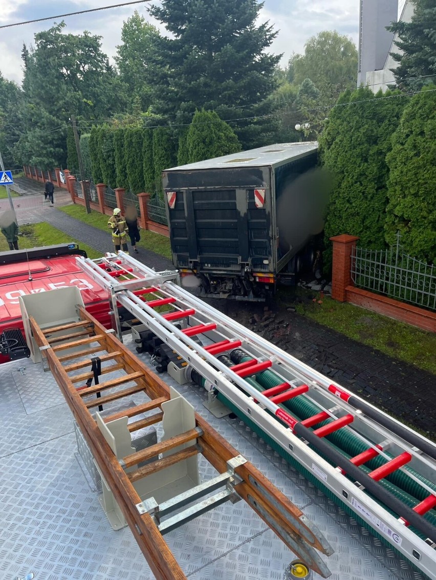 W Łętowicach samochód ciężarowy staranował ogrodzenie i wjechał na plac przykościelny. Niebezpieczne zdarzenie na DW 975 pod Tarnowem