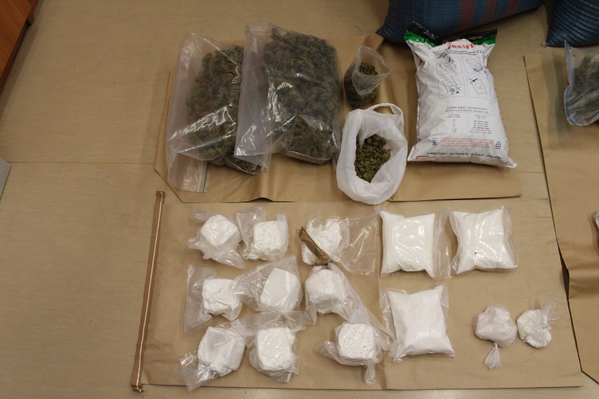 Tomaszowscy kryminalni rozbili narkotykowy biznes. Zabezpieczyli 9 kg narkotyków i 30 kg krajanki tytoniowej [ZDJĘCIA]
