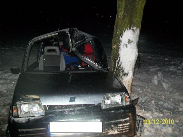 Fiat Cinquecento uderzył w drzewo.