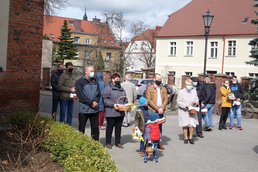 Święconka 2021 w parafiach w Lesznie. Wierni tłumnie przybyli na święcenie pokarmów. Księża apelują o przestrzeganie obostrzeń [ZDJĘCIA]