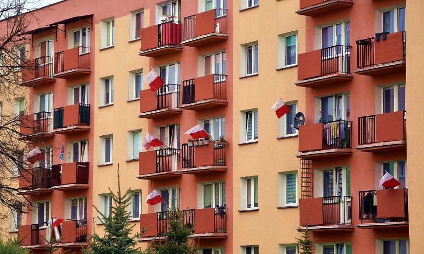 Piła. Mieszkańcy pamiętali o Dniu Flagi Rzeczypospolitej Polskiej. Obejrzyjcie zdjęcia