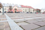 Rynek w Olkuszu się sypie. Popękane płytki, poluzowane barierki, zniszczone kwietniki i ubytki. Kiedy naprawa? Zobaczcie zdjęcia 