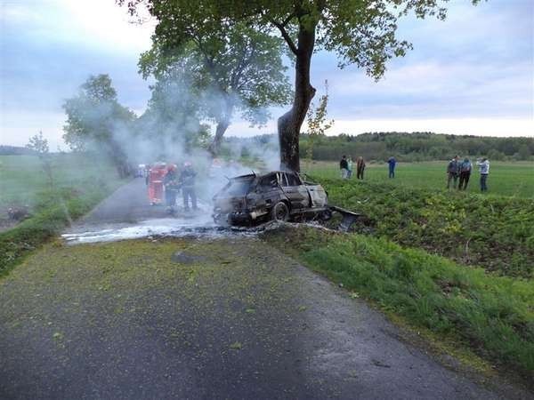 W wynik uderzenia auto stanęło w płomieniach. Strażacy po...