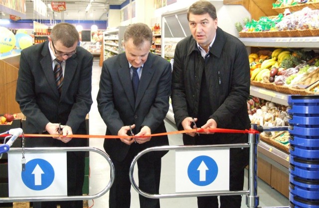 Uroczystego otwarcia Unia Marketu dokonali: Artur Januszyk, prezes oświęcimskich hokeistów, Adam Klęczar, właściciel Aksamu oraz Janusz Chwierut, prezydent Oświęcimia.