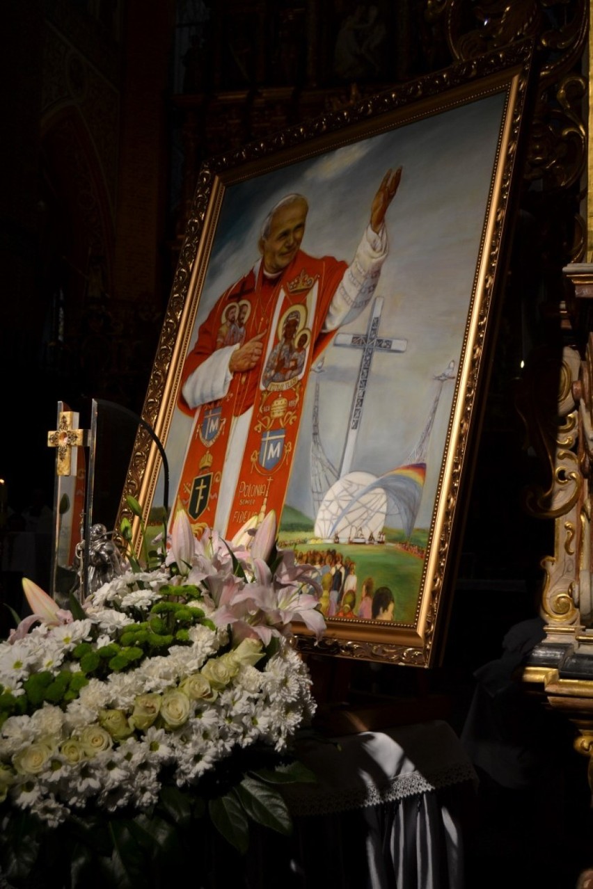 Pelplin: tłumy w pelplińskiej katedrze. Wierni świętują 15. rocznicę wizyty Jana Pawła II. ZDJĘCIA