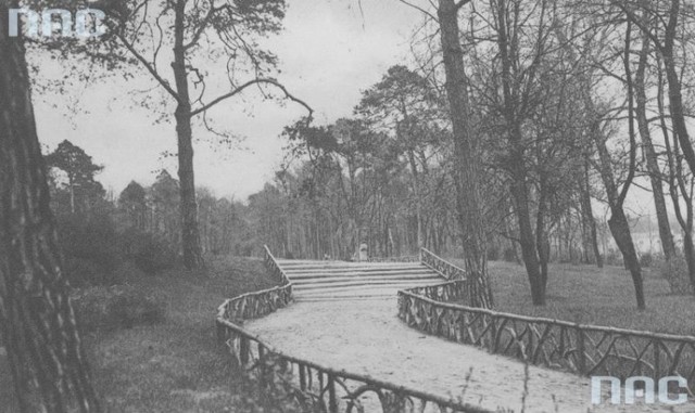 Park to doskonałe miejsce do spacerów w każdym mieście. Jak wyglądały parki miejskie w naszym regionie ponad 70 lat temu? Zobaczcie archiwalne zdjęcia!

Ponad 180 tysięcy fotografii z Narodowego Archiwum Cyfrowego www.nac.gov.pl

Na zdjęciu: Park miejski w Grudziądzu.



