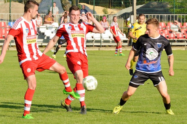 Mateusz Gleń (w środku) zdobył zwycięską bramkę dla Soły w premierze jesieni w Sandomierzu, gdzie oświęcimianie pokonali miejscową Wisłę 1:0.