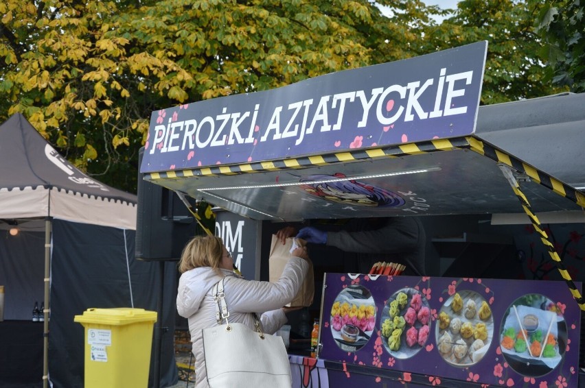 Rynkiem w Nowym Sączu zawładnęły Food Trucki. Wielki wybór potraw, smakosze byli zadowoleni. Starszy Pan zdziwiony cenami 