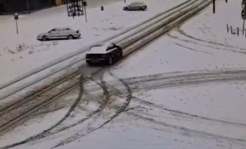 Drifty nietrzeźwego kierowcy w Skarżysku zakończone zderzeniem z radiowozem 