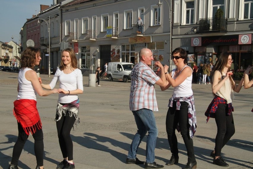 Gorące rytmy salsy porwały do tańca na kieleckim Rynku [WIDEO, zdjęcia]
