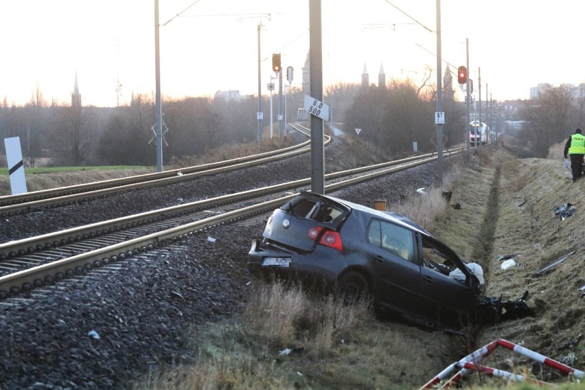 Śmiertelny wypadek na przejeździe kolejowym przy ulicy Bobrowej w Legnicy. Pociąg relacji Zgorzelec Wrocław zderzył się z samochodem