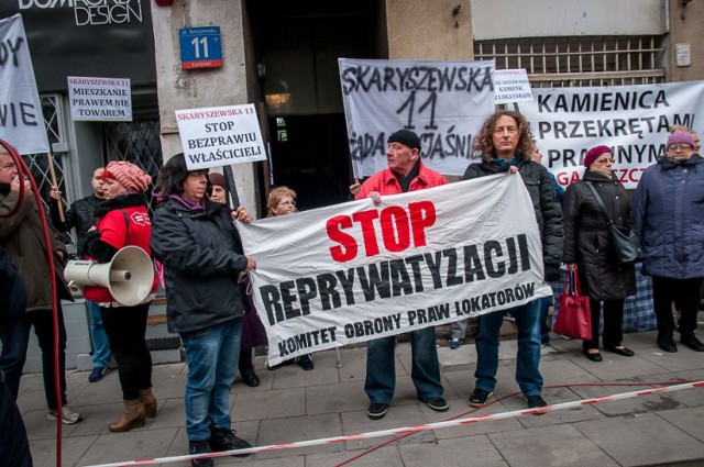 Lokatorzy kamienicy na Skaryszewskiej 11 walczą o swój dom. Ofiary prywatyzacji? [ZDJĘCIA]