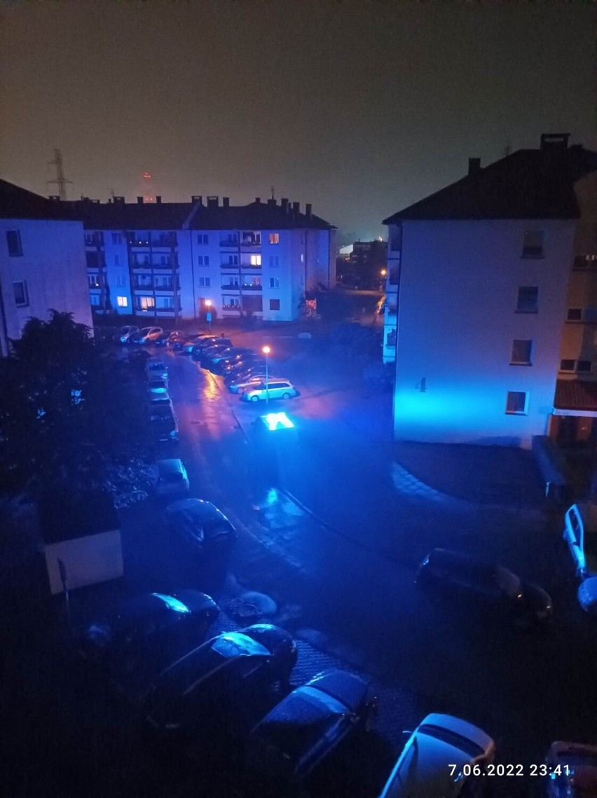 Tragiczne odkrycie na osiedlu Sieje w Kielcach. Strażacy wchodzili do mieszkania przez balkon, jego właścicielka nie żyła. Zobaczcie zdjęcia