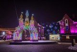Kraków skąpany w świetle świątecznych ozdób. Do kiedy można oglądać iluminacje świąteczne w Krakowie? [ZDJĘCIA]